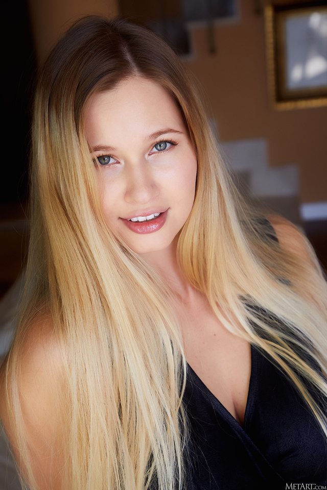 'Figure Hugging' with Stella Cardo via Met-Art - Pic #1