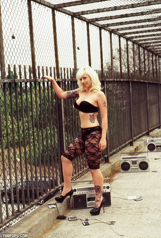 'Lynn Pops Fetish Girl' with Lynn Pops via lynnpops.com - Pic #14