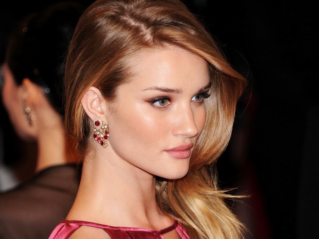 'Transformers Sexy Babe Rosie Huntington Whiteley' with Rosie Huntington Whiteley via Mr Skin - Pic #10