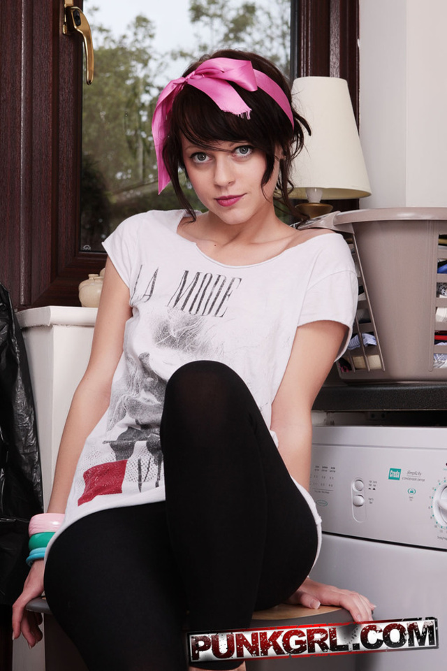 'Cute Punk Gf Caz' with Caz via punkgrl.com - Pic #2