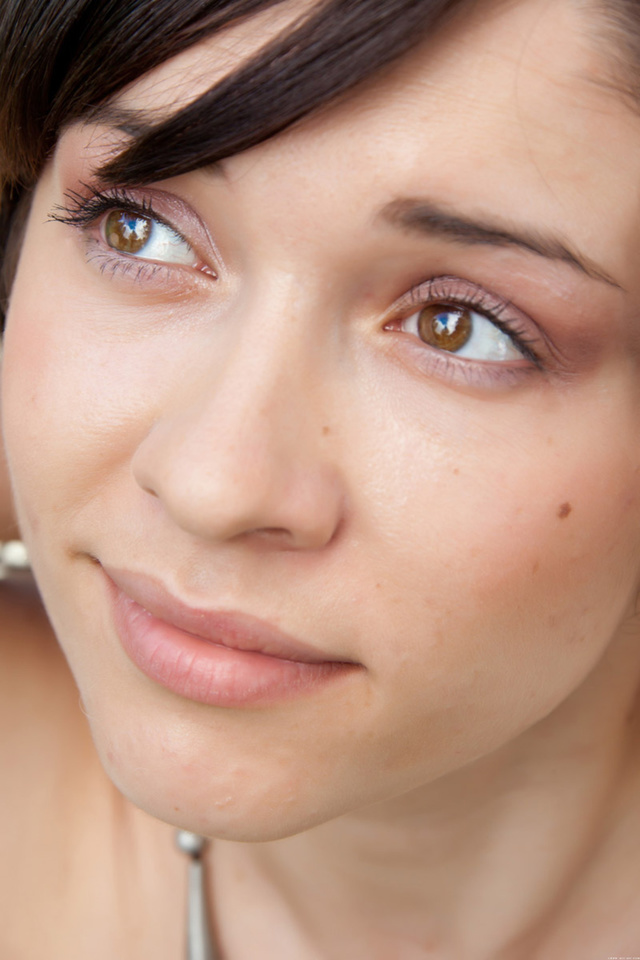 'Presenting' with Katy C via Met-Art - Pic #4