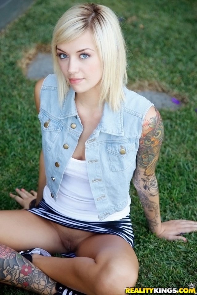 'Young Beauty Emma Mae' with Emma Mae via welivetogether.com - Pic #1