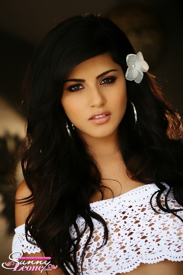 'Pretty Flower' with Sunny Leone via Sunny Leone Official - Pic #4
