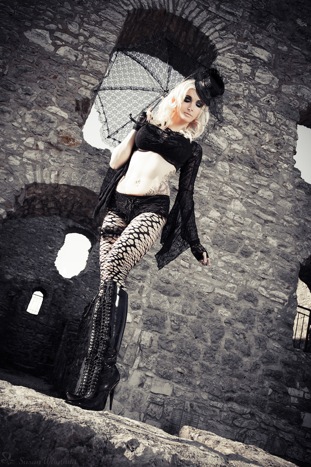 'Susan Wayland As Goth Queen' with Susan Wayland via susanwayland.com - Pic #2