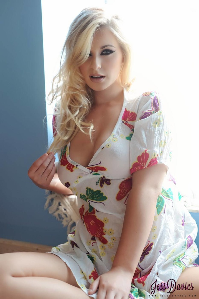 'Jess Davies' with Jess Davies via jess-davies.com - Pic #1