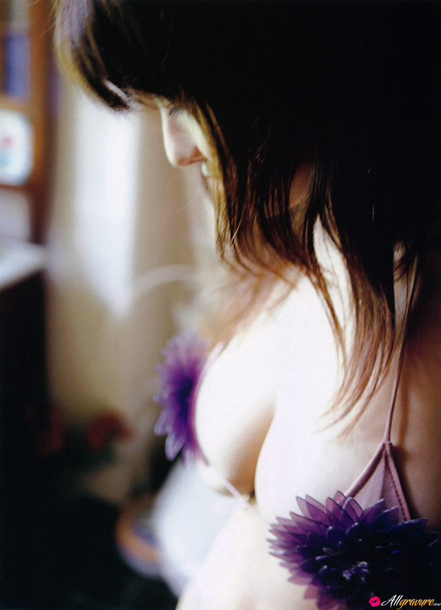 'Sweet Pillows' with Miri Hanai via All Gravure - Pic #4