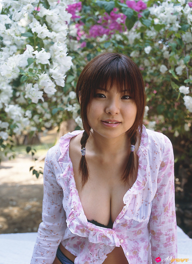 'Sweet Pillows' with Miri Hanai via All Gravure - Pic #14