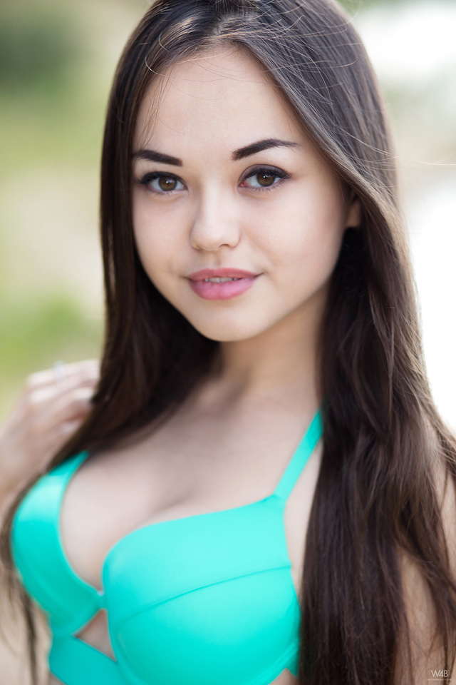 'Li Moon Via Watch4Beauty' with Li Moon via Watch4Beauty - Pic #1