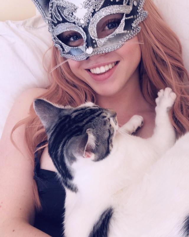 'Busty Kitty' with Sarah Calanthe via Fancentro - Pic #2