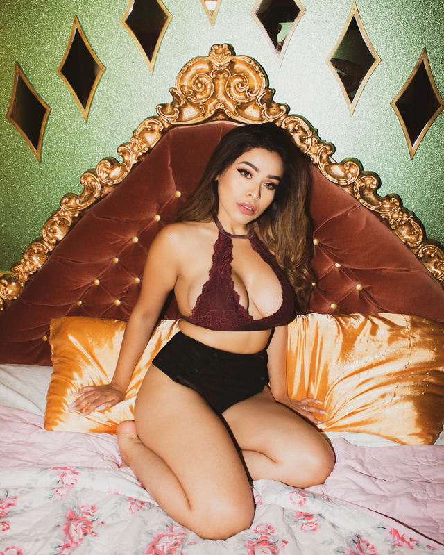 'Busty Youtuber' with Alvajay via Fancentro - Pic #13