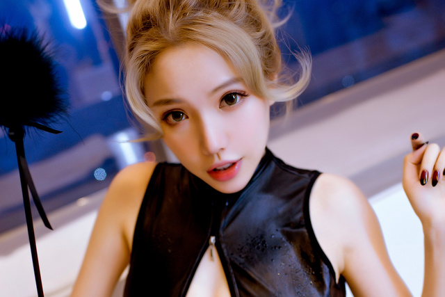 'Kinky Maid' with Huang Le Ran via All Gravure - Pic #2