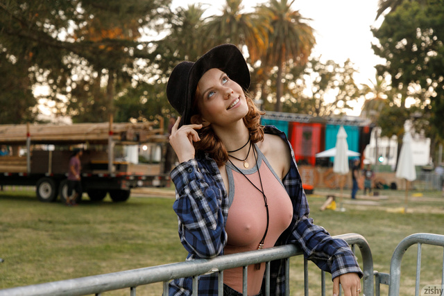 'California Hottie' with Kayla Coyote via Zishy - Pic #1