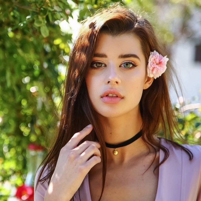 'Busty Goddess With Bicolor Eyes' with Sarah Rose Mcdaniel via Mr Skin - Pic #4